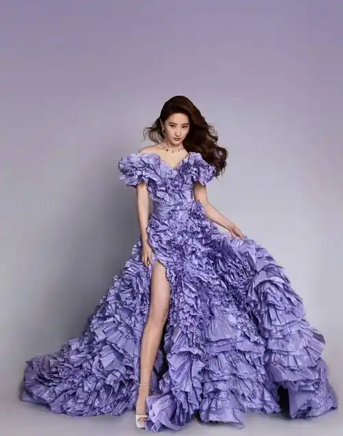 全身的紫色让刘亦菲不仅显得更加白皙,整个人的气质也更加高级优雅.