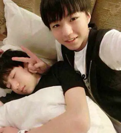 图王俊凯和王源接吻图两人之间是否存在不可告人的基情