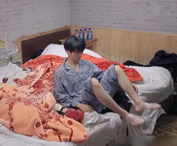 王俊凯光脚在地板上跑镜头扫到他的脚底网友三天没洗过脚