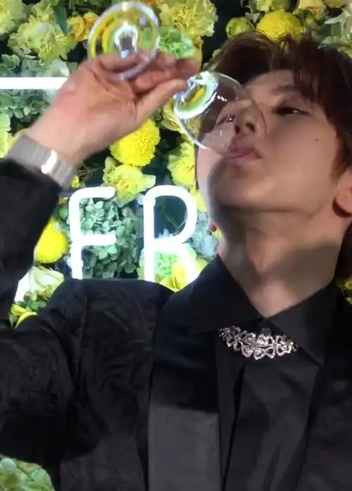 蔡徐坤终于证明自己,西装打扮喝酒一口闷,像极了霸道总裁