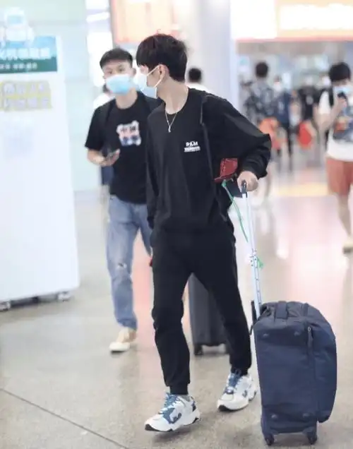 何炅个人资料及简介 身高体重(48岁何炅近照惹争议,路边mǎi咖啡无人