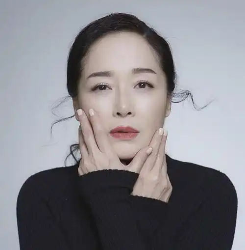 恬妞微胖身材穿旗袍显丰满配富太头一脸福相62岁高贵又气质