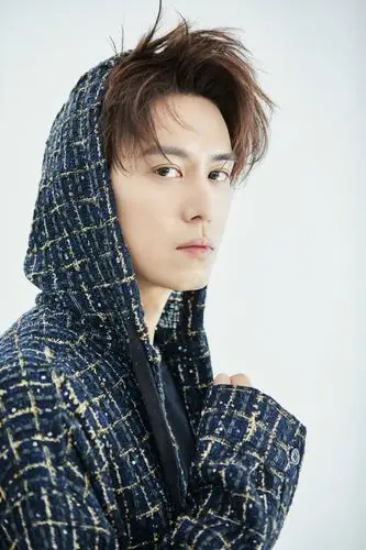 陈楚河新写真极简有型 眼神杀认真深沉