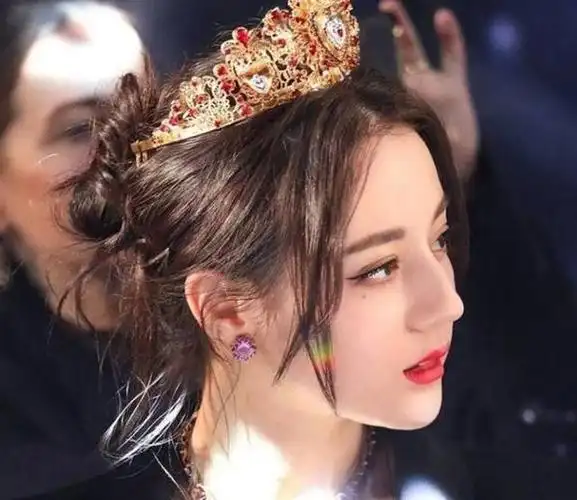 迪丽热巴与王俊凯合照,王俊凯偷偷踮脚,网友:好聪明的小凯!