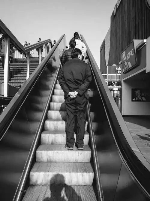 个普通的长安街早晨 街头 生活 黑白 城市 女人 行人 人文 户外 路人