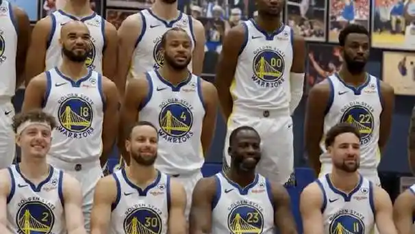 勇士队拍摄全家福,小佩顿全开麦,没想到他还是个话唠