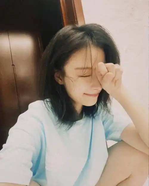 倪妮钓系眼妆颜值超高清冷美人晒随性自拍