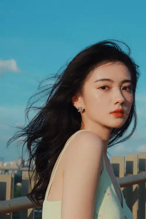 小清新女孩头发随风飘扬的样子,看起来风情万种-爱读书