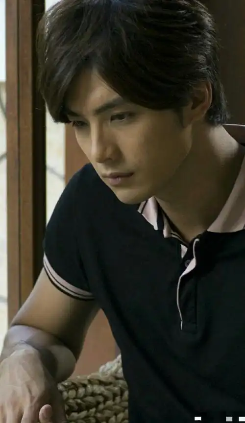 曝贺军翔出轨?与美女唱k街边拥吻,美女却被指像他老婆