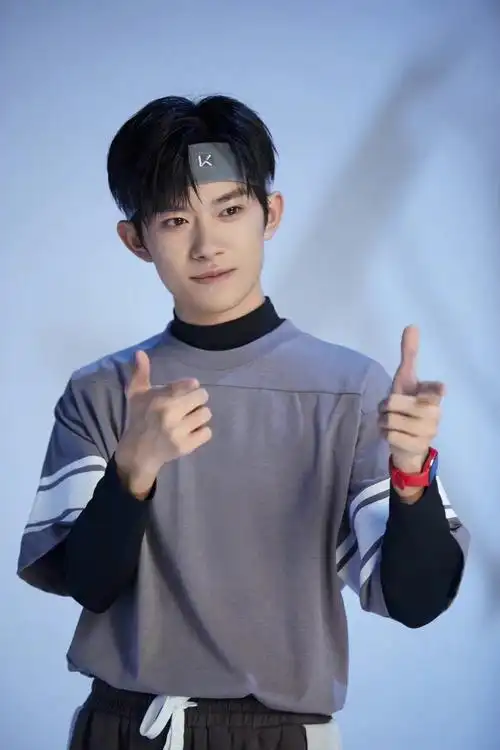 keep品牌代言人易烊千玺花絮照运动玺发带玺