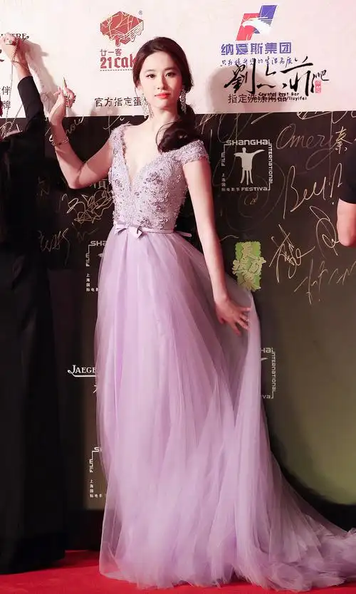刘亦菲 紫色仙女裙分享茜茜出席第十七届上海国际电影节红毯图(三)