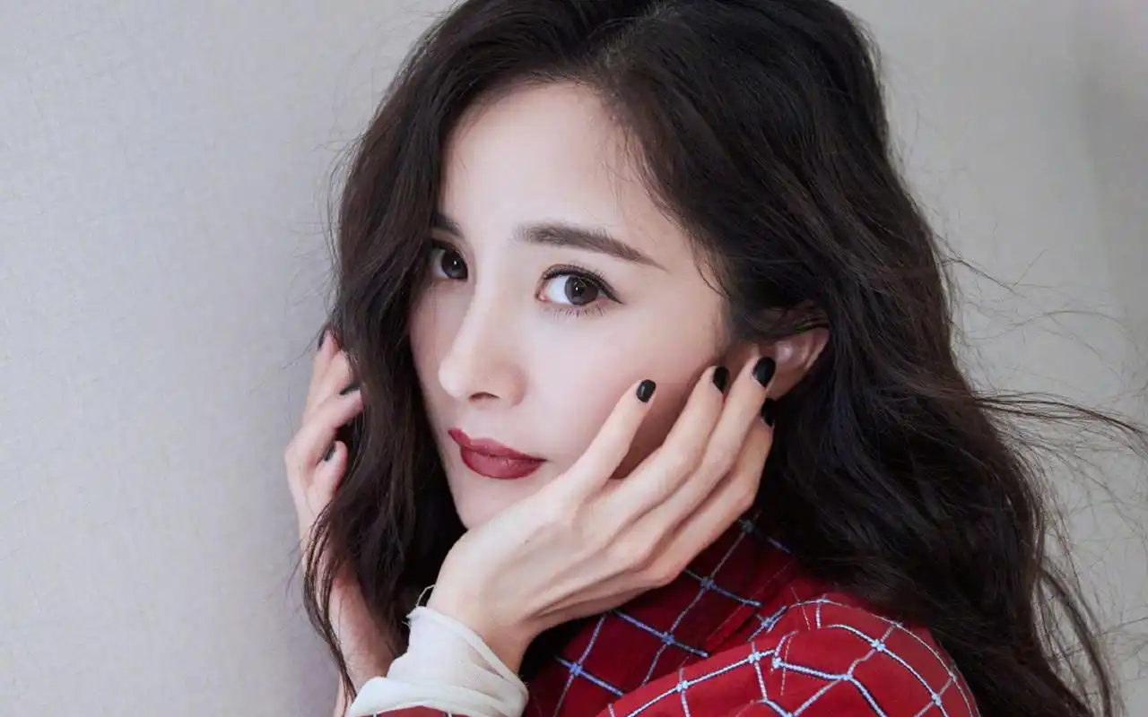 杨幂妩媚动人写真桌面壁纸