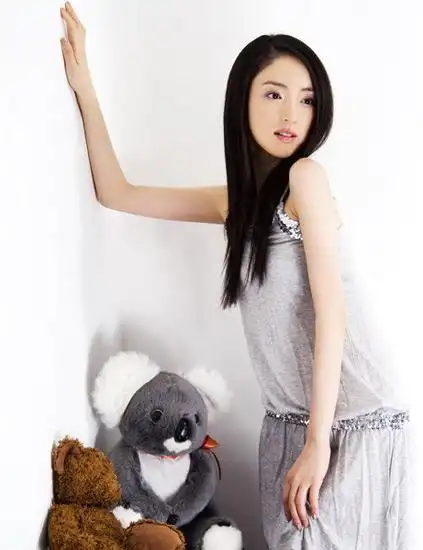 组图董璇香肩尽露秀美腿