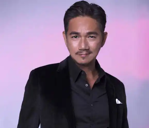 原创港片大反派骆达华晒近照才56岁头发就全白了真是让人心疼