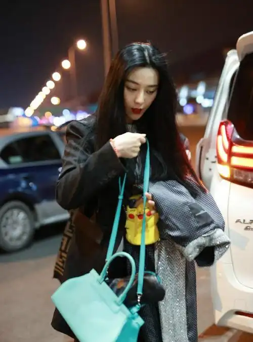 范冰冰终于恢复女王范,穿西装机场街拍,裤腿粗如水桶走路都带风