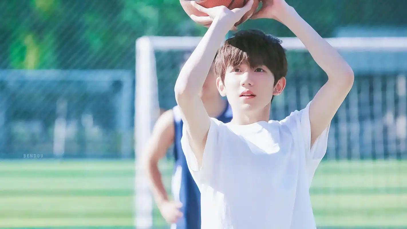 tfboys分享190619篮球男孩王源帅气上线转球炫技样样精通