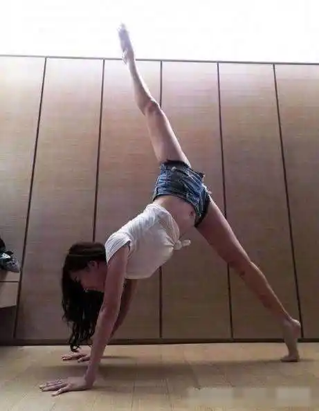 关晓彤从小到大饰演角色不计其数,关晓彤不仅人长得好看,年纪轻轻更是