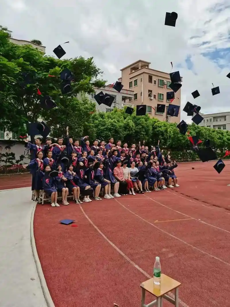 儿子六年级的毕业照!转眼间,六年的小学生涯已结束了,时间过的 - 抖音