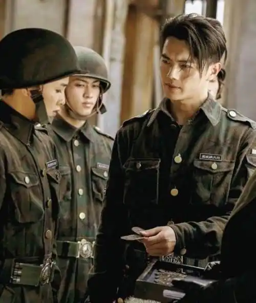 原创原创烈火军校白鹿女扮男装许凯演绎皮裤穿搭秀观众戳中苏点