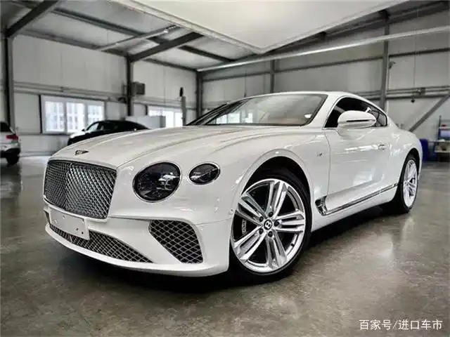 宾利欧陆gt是一款动感时尚的轿跑,它既有豪车的面子,又有跑车的帅气