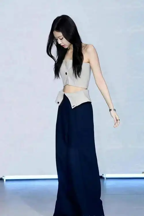 配高腰裤气场十足,又美又酷|穿搭|乐器|jennie(韩国歌手)_网易订阅