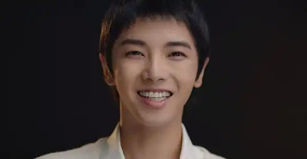 求一张华晨宇笑的甜甜的适合当头像的照片变身治愈楼