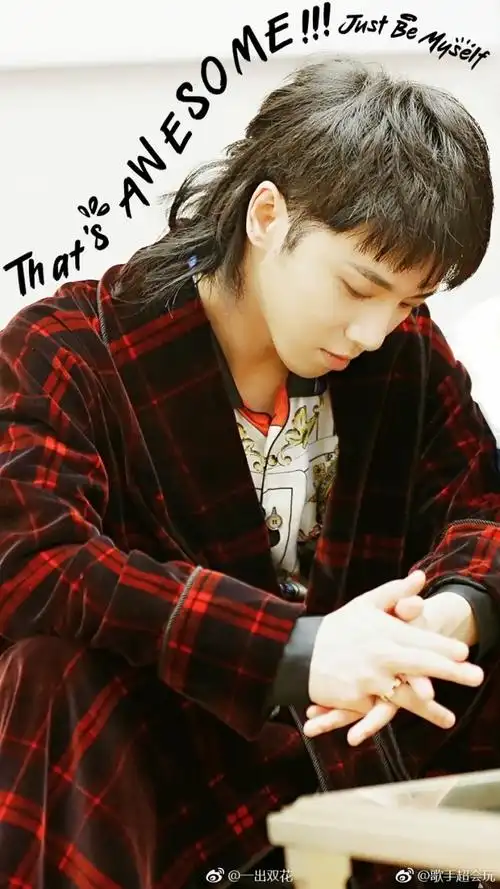 丸总丸总丸总华晨宇精致的小仙男本仙了好嫩啊歌手华晨宇睡袍里还穿着