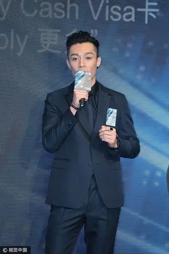 周柏豪黑色西服套装 金属钉皮鞋帅气绅士