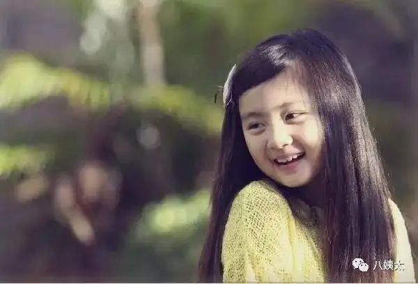 并且女儿的颜值比李庚希还要高,其实,戏外小陶虹也的确有一位女儿,叫