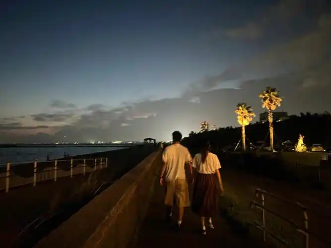 和对象在夏天牵手手于海边散散心805