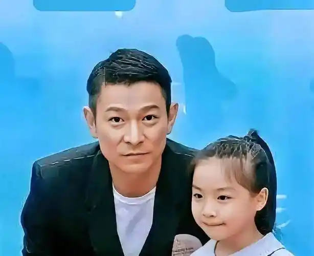 刘德华11岁女儿近况曝光,花5亿富养大的女儿,居然长成了这样?