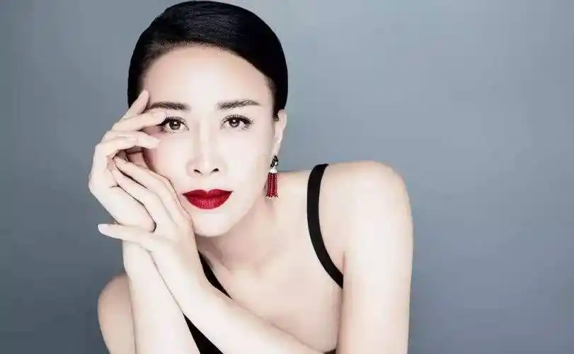 颁奖礼上撕破脸,时隔20年后再看那英,田震,差距一目了然_颁奖会_生活