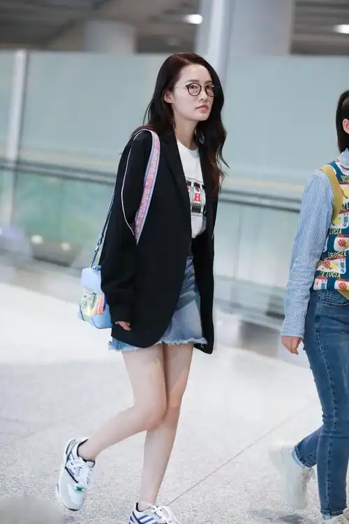 李沁超短裙现身,秀出"大长腿"非常吸睛亲切和粉丝招手