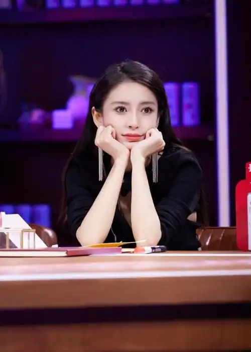 baby杨颖私下抽烟视频被曝光!网友:比电视剧里的形象更真实