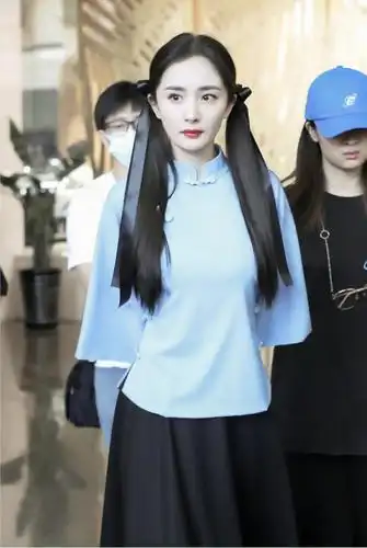 杨幂还是那么会穿,穿旗袍装配双马尾扮民国学生,清纯减龄不违和_腾讯