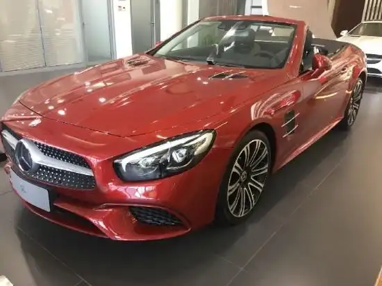 sl400是奔驰旗下旗舰硬顶敞篷跑车,目前已进口的形式在国内进行销售.