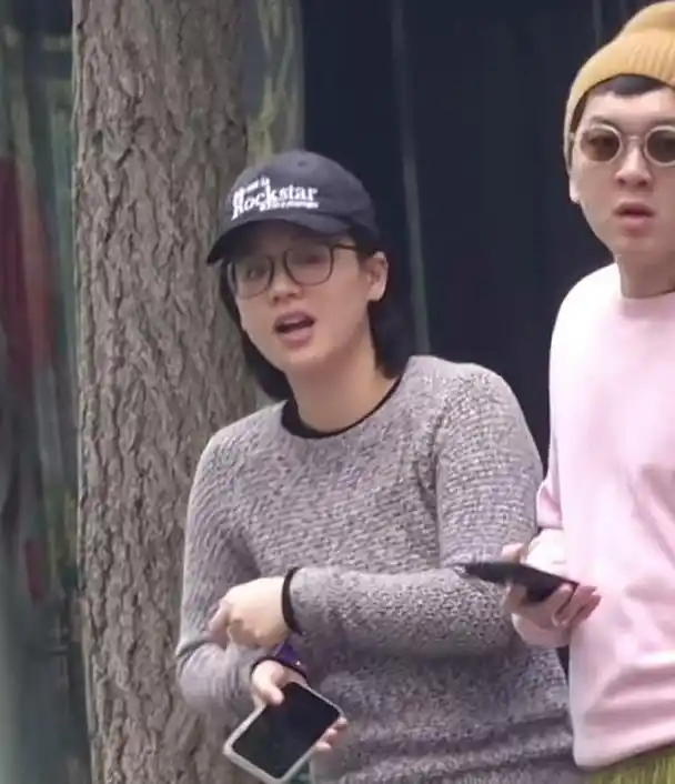 太美了!马思纯和张哲轩在街头秀恩爱,两人的互动让网友很是无语