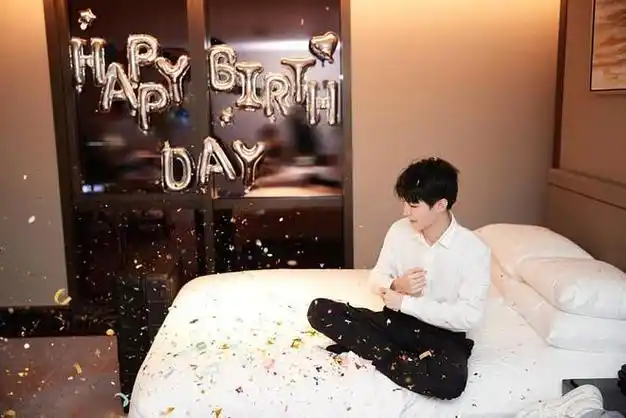 王俊凯气质真挺好简约黑白穿搭难掩帅气值好似小说男主角