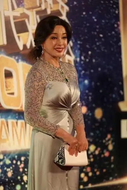 近日,时尚圈再次掀起了一阵轩然大波,一组真实的刘晓庆照片曝光,引发