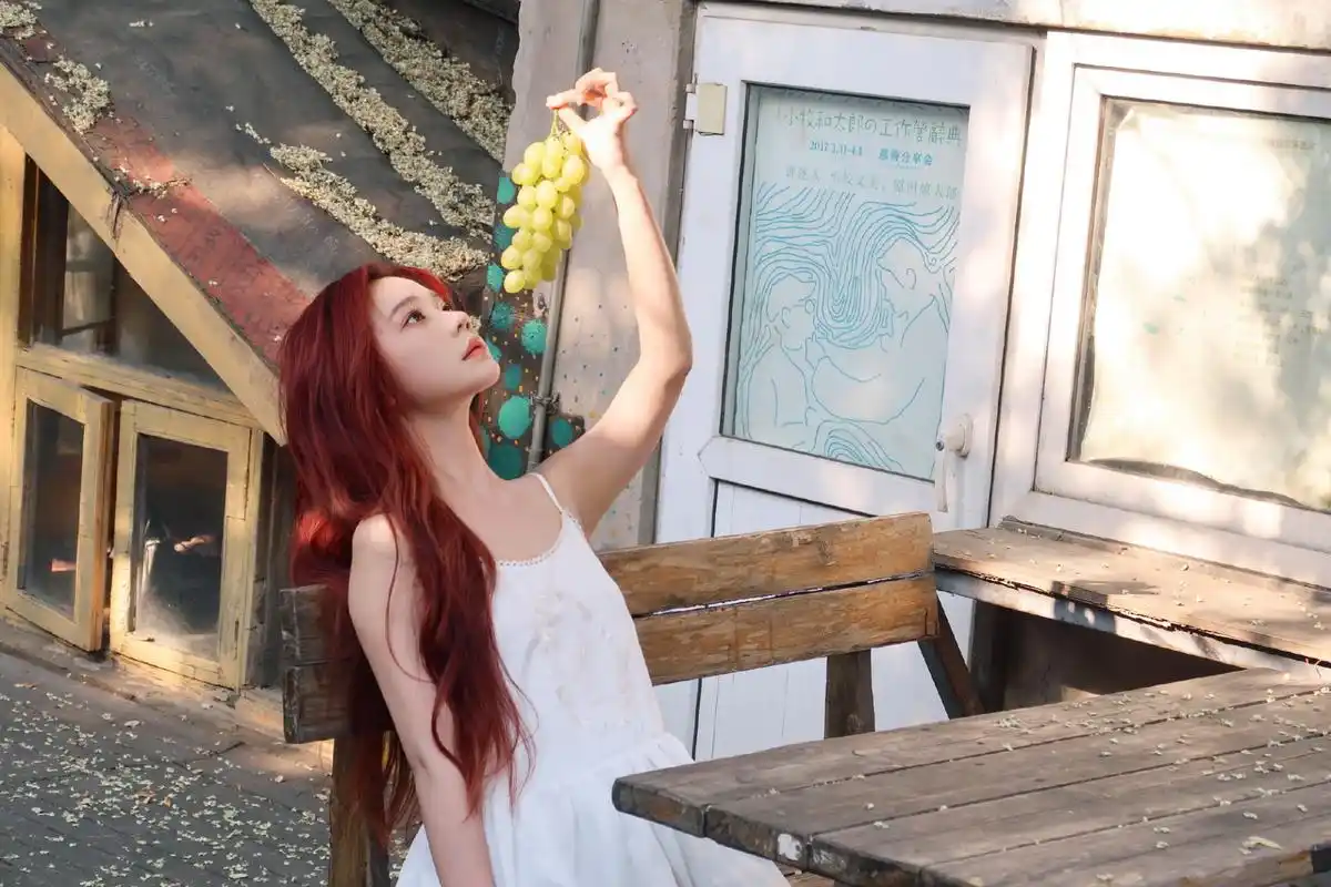 张紫宁白色吊带蕾丝裙唯美私服写真组图