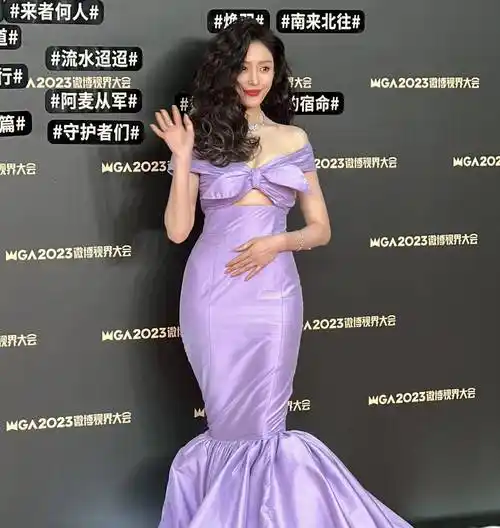 杨超越身着深蓝色高叉晚礼服登场,兼具少女感与魅惑气质,满脸的胶原