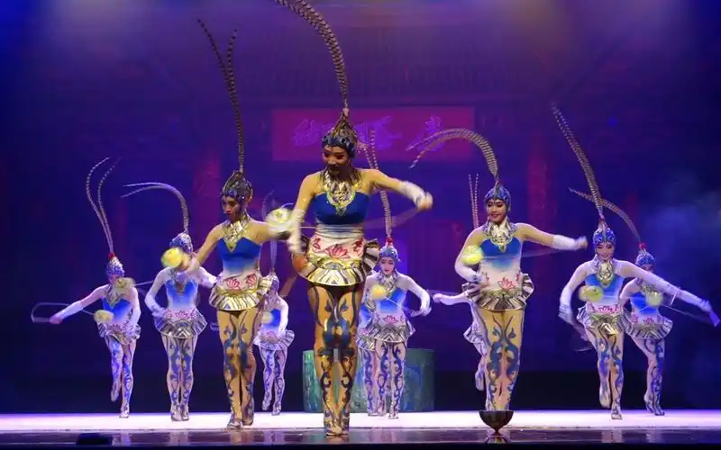 中国杂技团:俏花旦-集体空竹 2016年