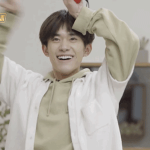 朋友请听好易烊千玺女团舞搞怪逗gif动图_动态图_表情包下载_soogif