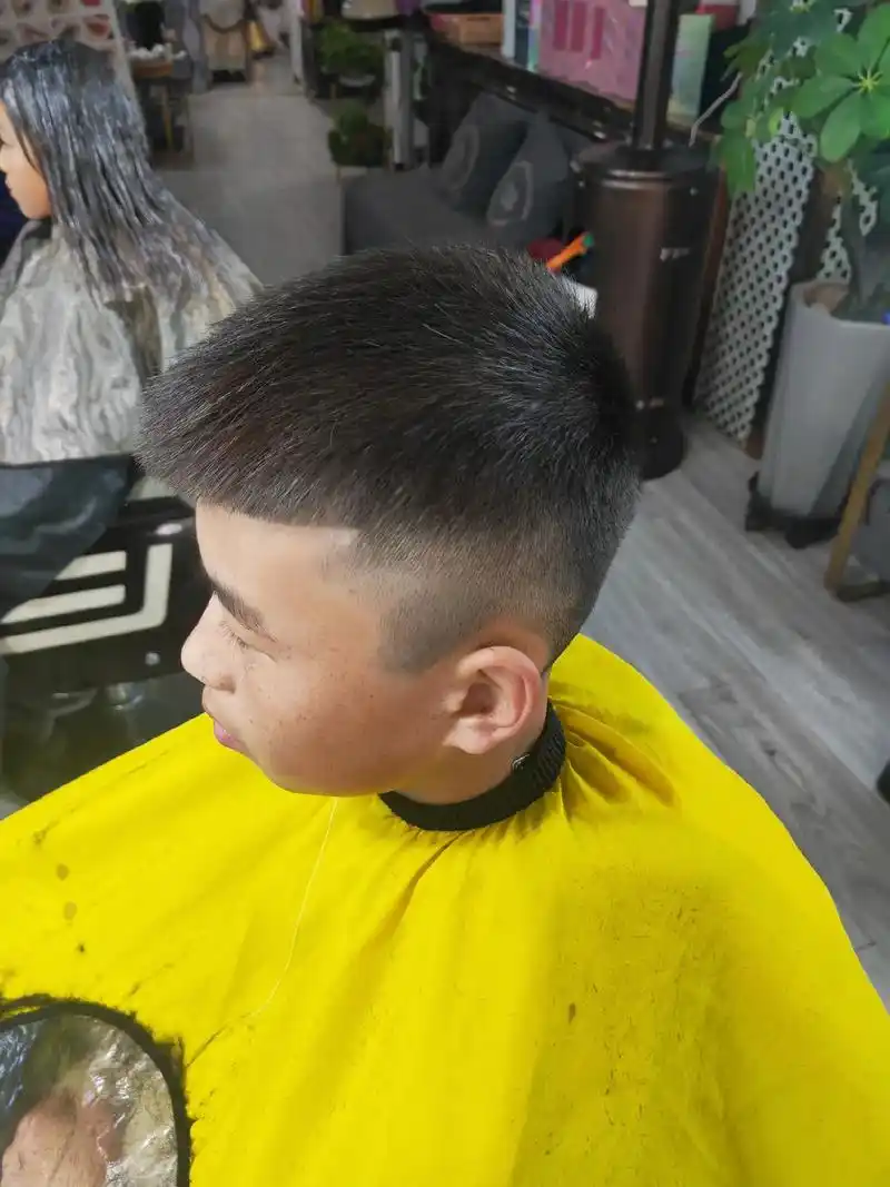 男孩飞机头发型精神帅气!#今日发型推荐 #真实客照 #同城美 - 抖音