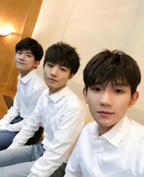 热搜:王俊凯王源易烊千玺怎么不笑了,网友调侃:道不同不相为谋