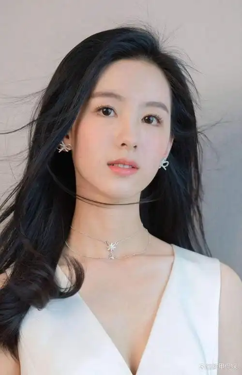 陈都灵仅凭一张证件照就击败了身价千亿的章泽天,她到底有多美?