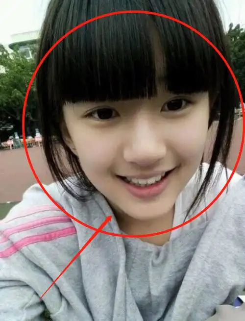 赵露思芭蕾舞童年照曝光,截图放大看清她的五官,有无整容很明显