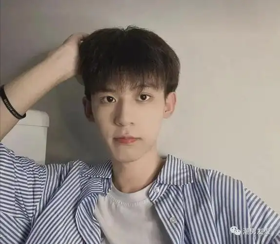 元旦男生可以试试这3款超好看的刘海发型时尚帅气又有魅力