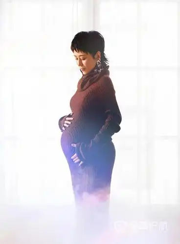 马丽孕肚写真尽显温柔金色高开叉连衣裙气场十足