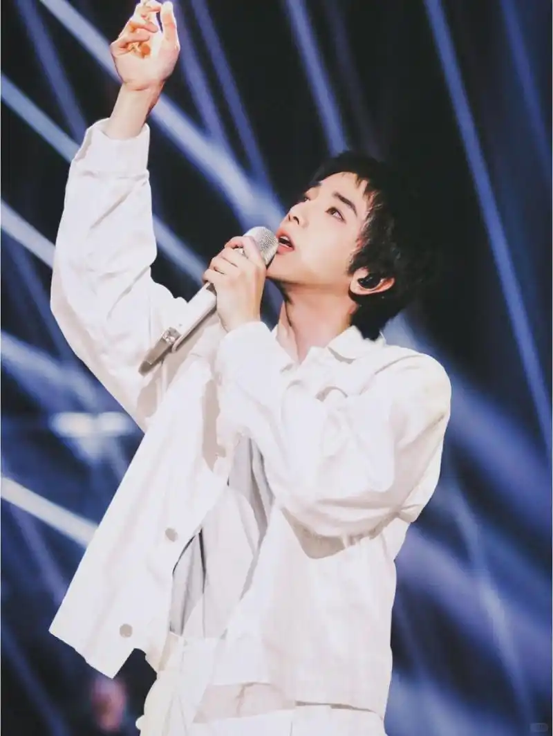 高清壁纸带你走进华晨宇的魅力世界,让你的手机桌面瞬间燃爆时尚与